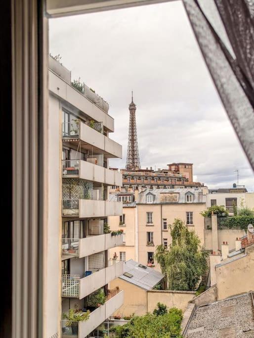 Photo de la galerie de l'établissement Charmant studio avec balcon et vue Tour Eiffel, à Paris