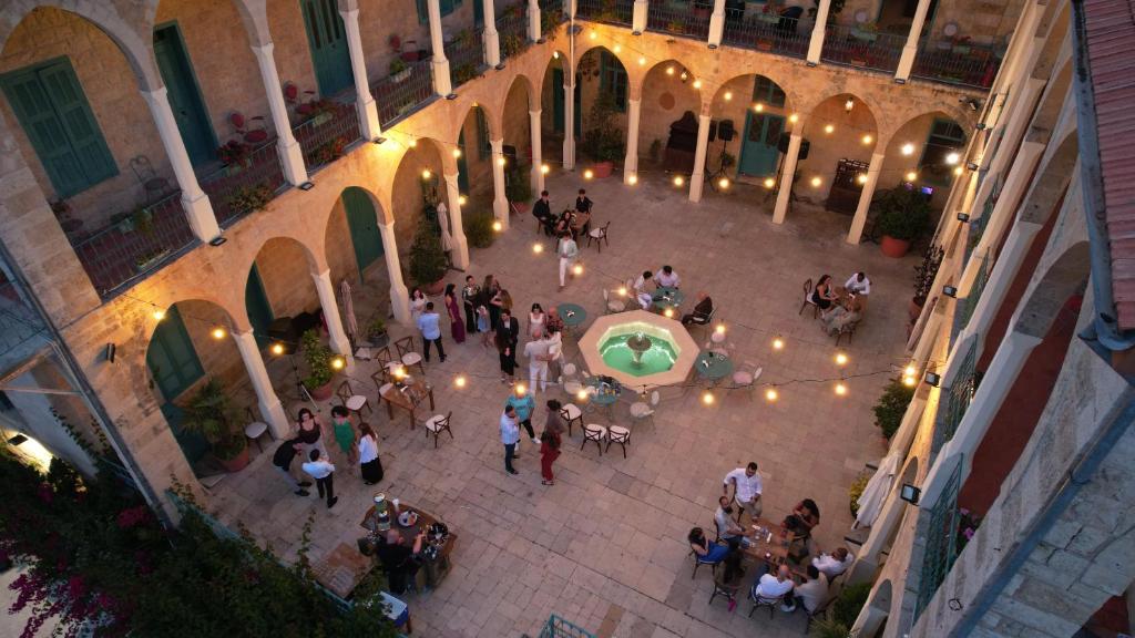 Επισκέπτες που μένουν στο Deir Al Oumara