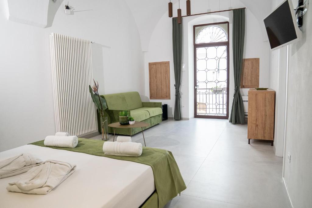 Postel nebo postele na pokoji v ubytování La Bella Ostuni Suites