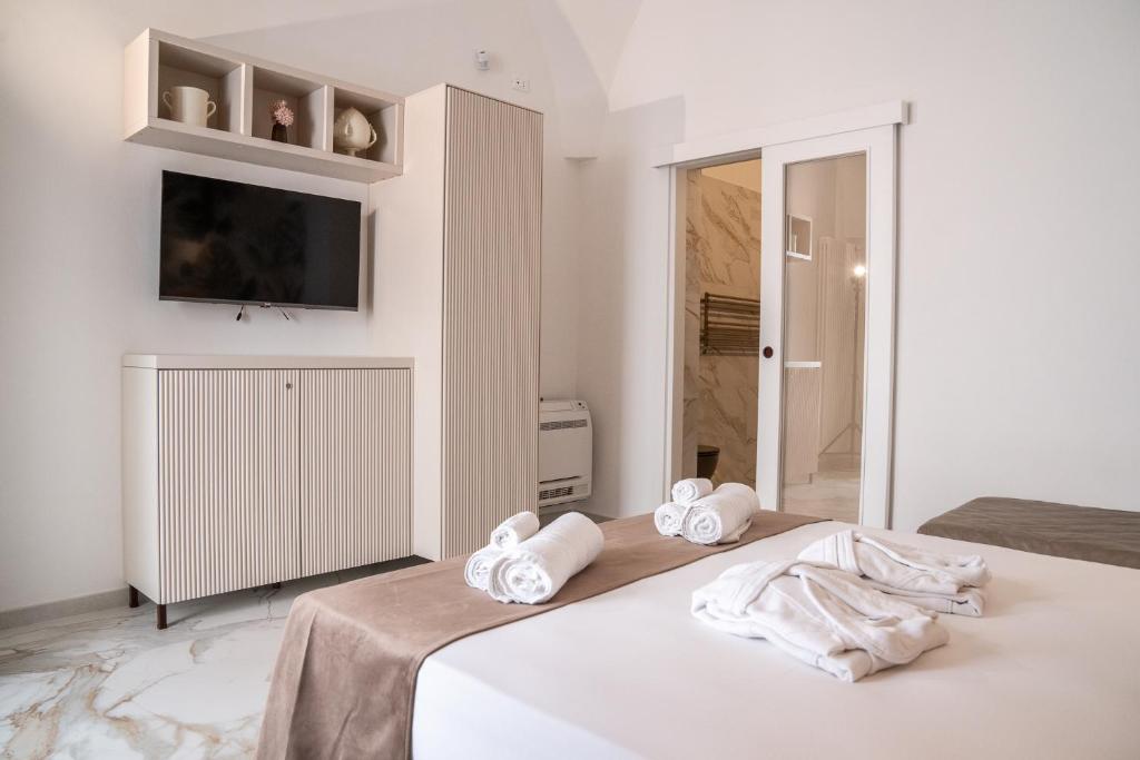 Postel nebo postele na pokoji v ubytování La Bella Ostuni Suites