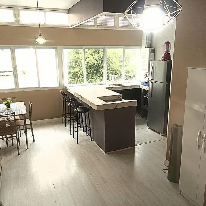 Η κουζίνα ή μικρή κουζίνα στο Melhor ponto de Copacabana Excelente Amplo arejado e iluminado