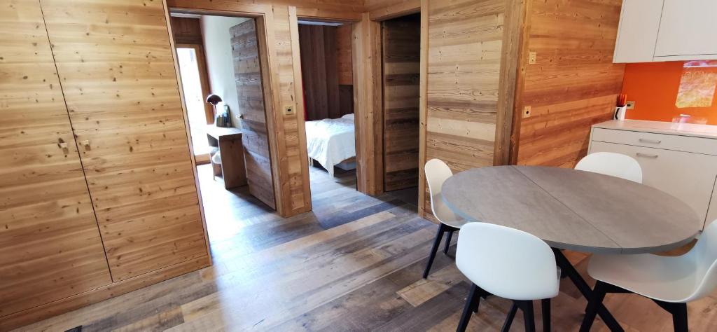 Posezení v ubytování appartement avec jardin dans luxueux chalet