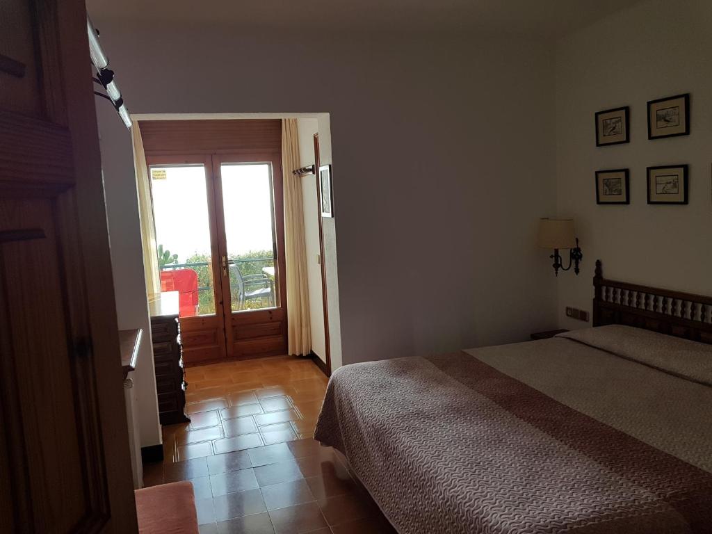 Postel nebo postele na pokoji v ubytování Hostal Sa Barraca - Adults Only