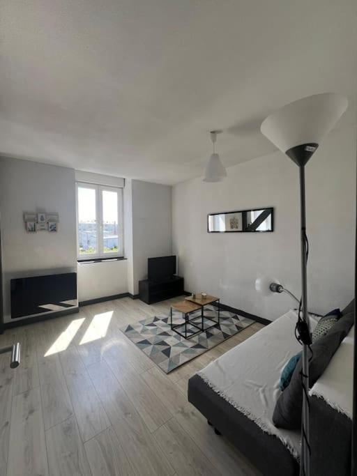 un salon avec un canapé et une table dans l'établissement Square Sainte Thérèse, à Saint-Brieuc