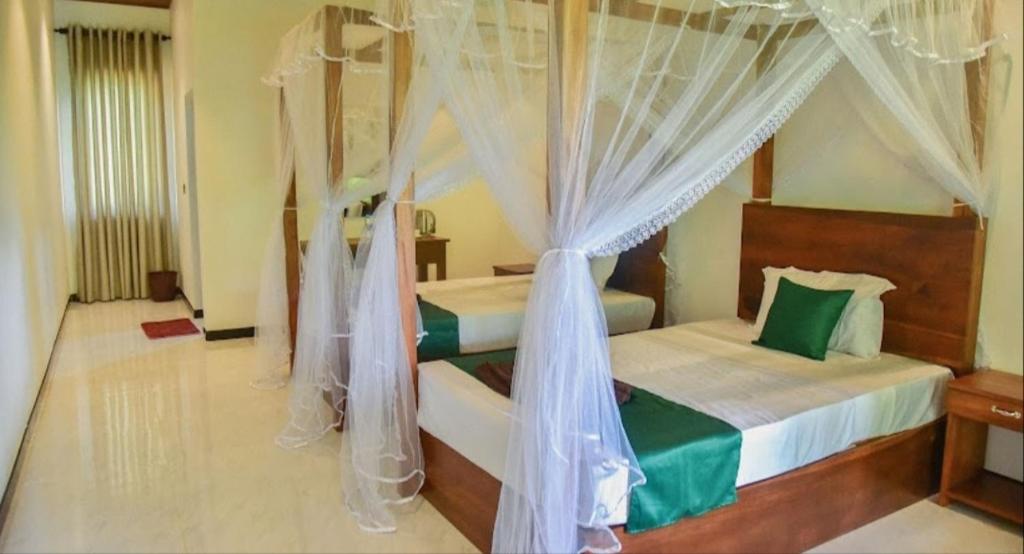 Postel nebo postele na pokoji v ubytování Sigiriya Paradise Inn