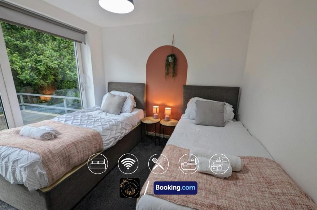 3 Bedroom House By The Cosy Corner Short Lets & Serviced Accommodation Greater Manchester With Free Parking, Free Wifi, Private Grden & Hospital - Three-Bedroom Apartment