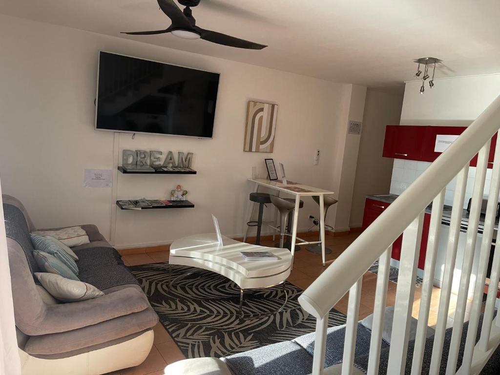 Posezení v ubytování CASA COLIVING avec chambre salle de bain individuelles privatives