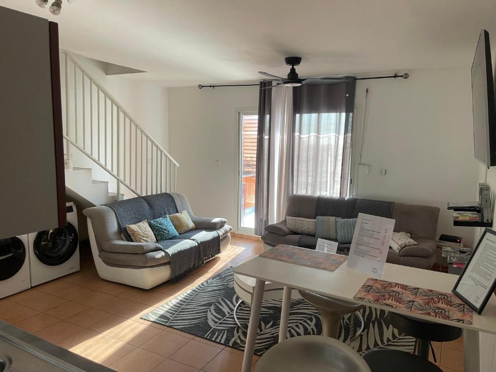 Posezení v ubytování CASA COLIVING avec chambre salle de bain individuelles privatives