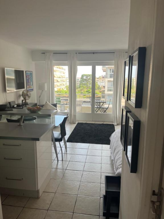 Cette chambre comprend une cuisine avec un bureau et un lit. dans l'établissement Trianon Palace, à Cannes