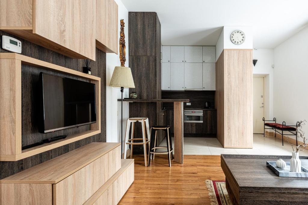 cocina y sala de estar con TV y sala de estar. en Gusto Apartment, en Kaunas