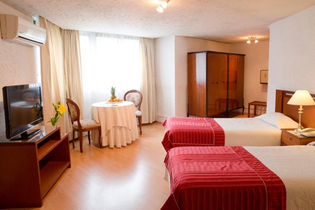 Postel nebo postele na pokoji v ubytování Hotel Montecarlo Santiago