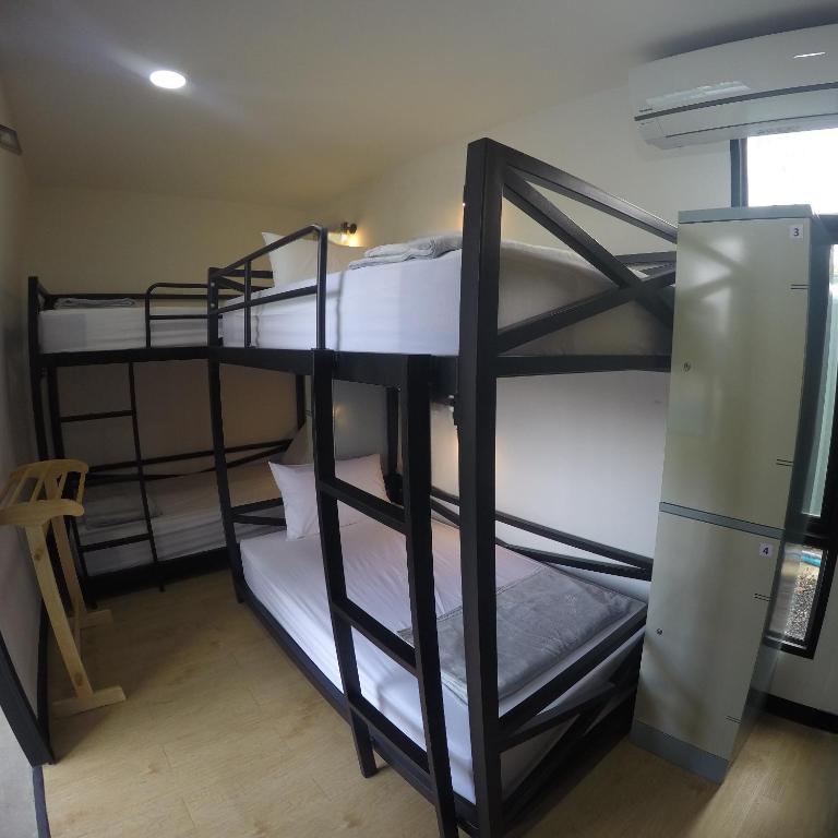 Palanda nebo palandy na pokoji v ubytování Na-tub Hostel