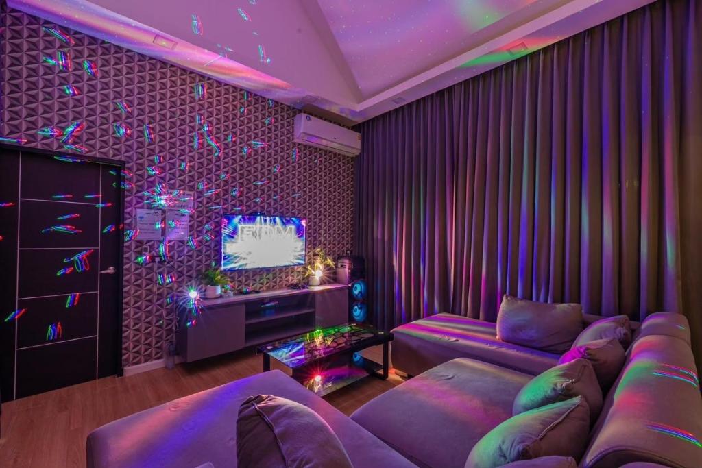 TV a/nebo společenská místnost v ubytování Wonder Hills Pool Villa Pattaya 泳池别墅