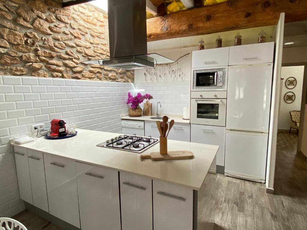 A kitchen or kitchenette at Tutu llar ús turistic