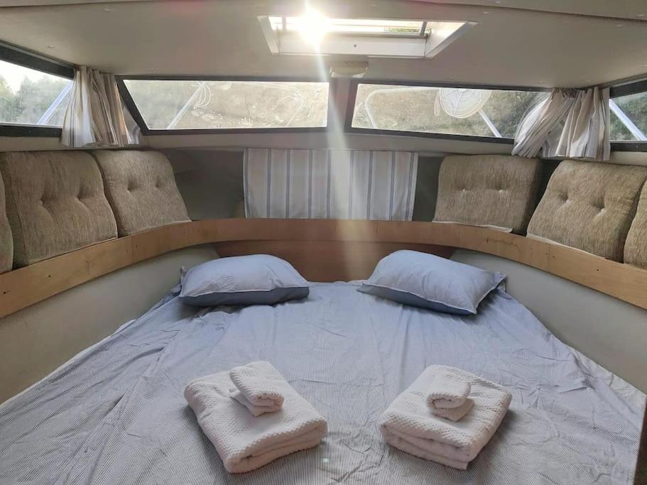 Postel nebo postele na pokoji v ubytování Wake Port Boat, ubytování na lodi