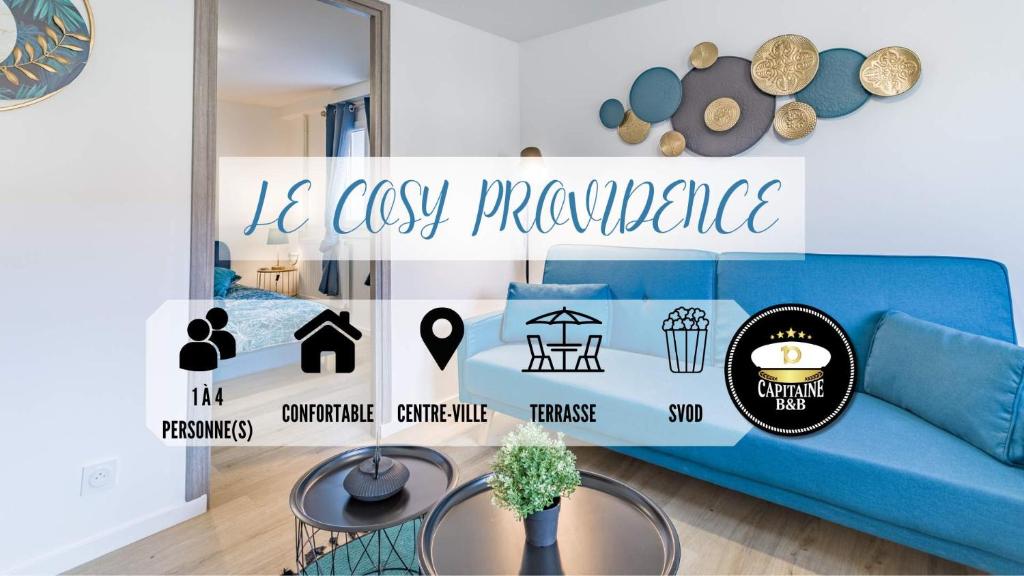 une chambre avec un canapé bleu et un panneau indiquant facilement dans l'établissement Le Cosy - Providence - Parking - Terrasse, à Troyes