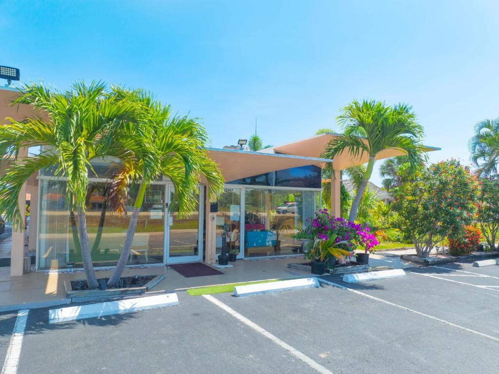 Taman di luar Warm Mineral Springs Motel