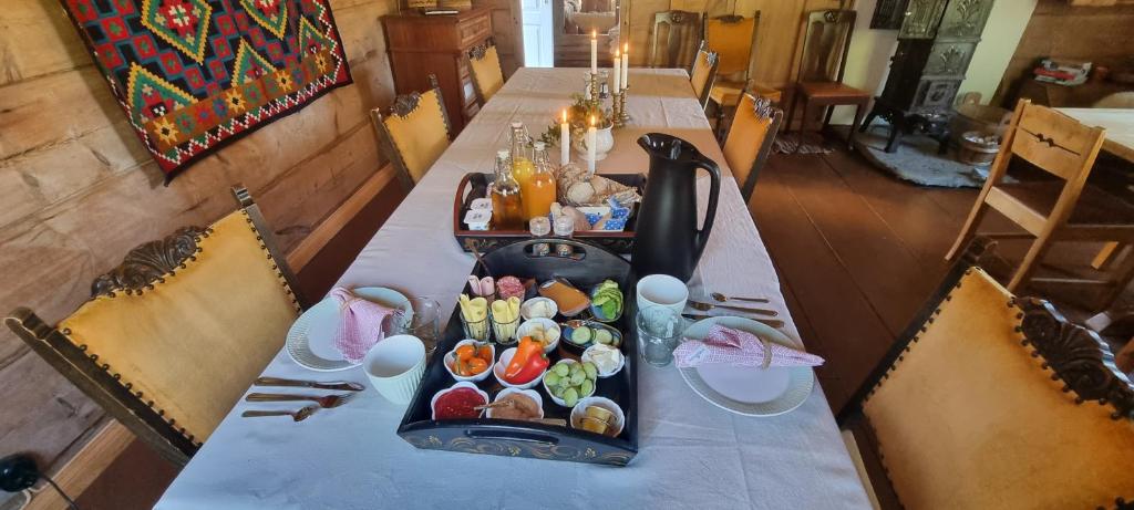 einen Tisch mit einem Tablett mit Essen drauf. in der Unterkunft Flatheim Glamping in Viksdalen