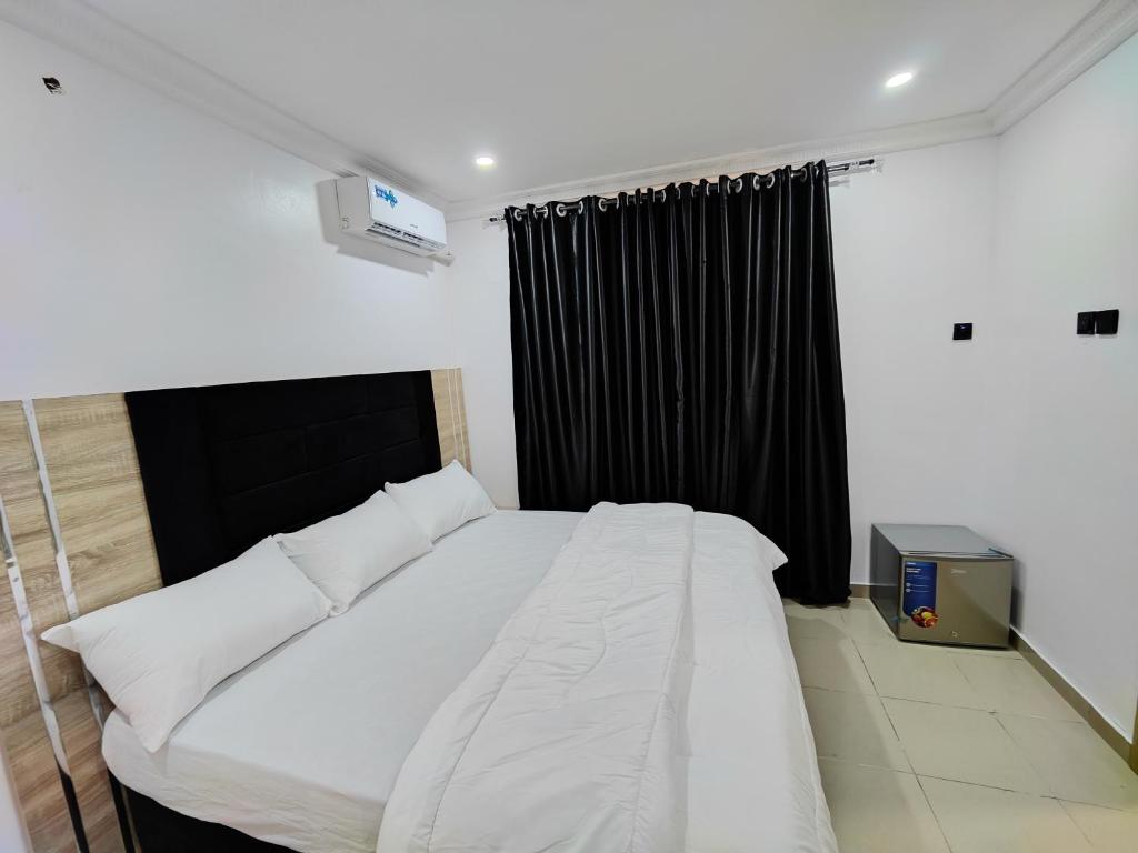 Postel nebo postele na pokoji v ubytování Lekki Continental Apartment