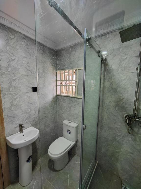 Koupelna v ubytování Lekki Continental Apartment