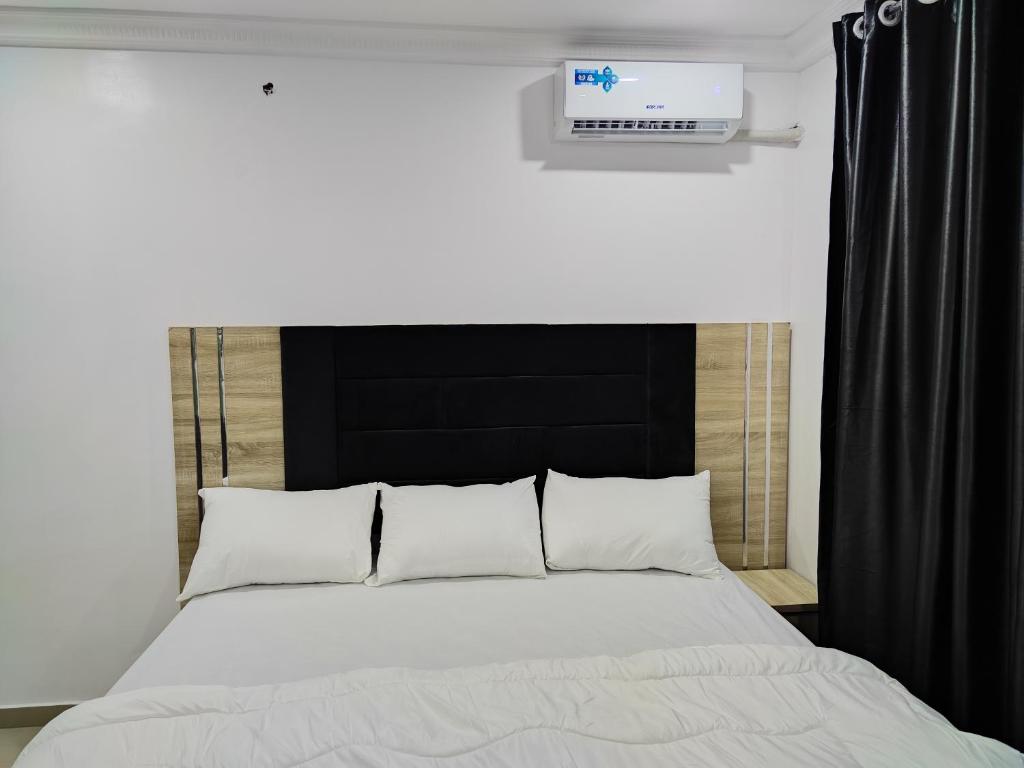 Postel nebo postele na pokoji v ubytování Lekki Continental Apartment