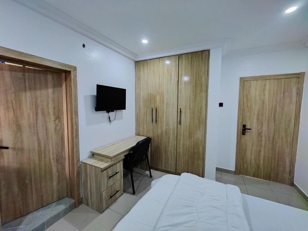 TV a/nebo společenská místnost v ubytování Lekki Continental Apartment