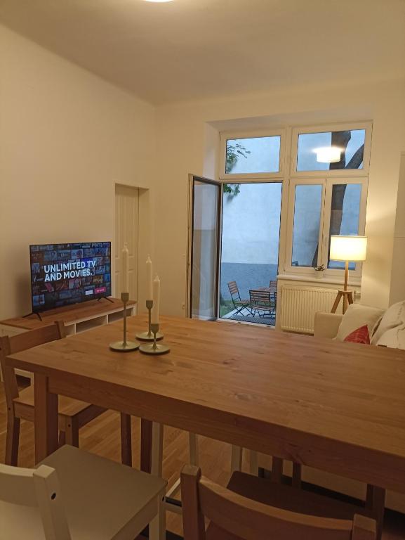 9 Bedroom Garden Apartment for Groups near Airport Train Simmering