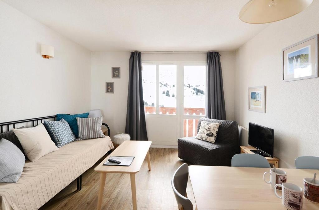 un salon avec un canapé et une table dans l'établissement Résidence Carene - 2 Pièces pour 5 Personnes 81, à Mâcot La Plagne