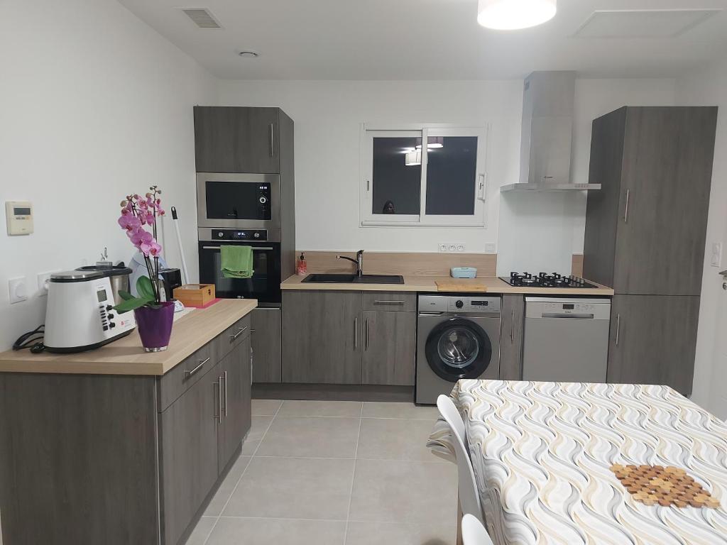 Il comprend une cuisine équipée d'un lave-linge et d'un sèche-linge. dans l'établissement La Gourgotte, à Ajac