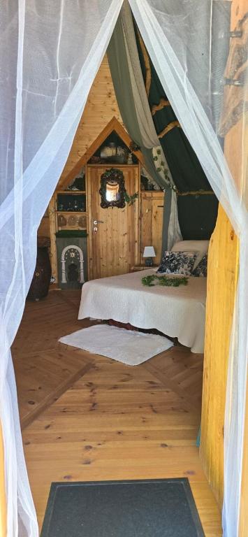 Łóżko lub łóżka w pokoju w obiekcie La Chaumière magique des Elfes et ses énigmes