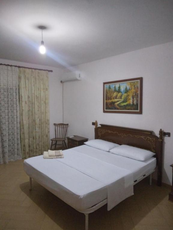 Ένα ή περισσότερα κρεβάτια σε δωμάτιο στο Vila Tahiri 3