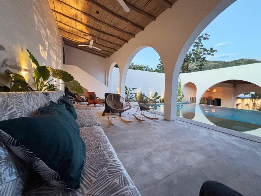 Bazén v ubytování Casa Jardín de San Miguel nebo v jeho okolí
