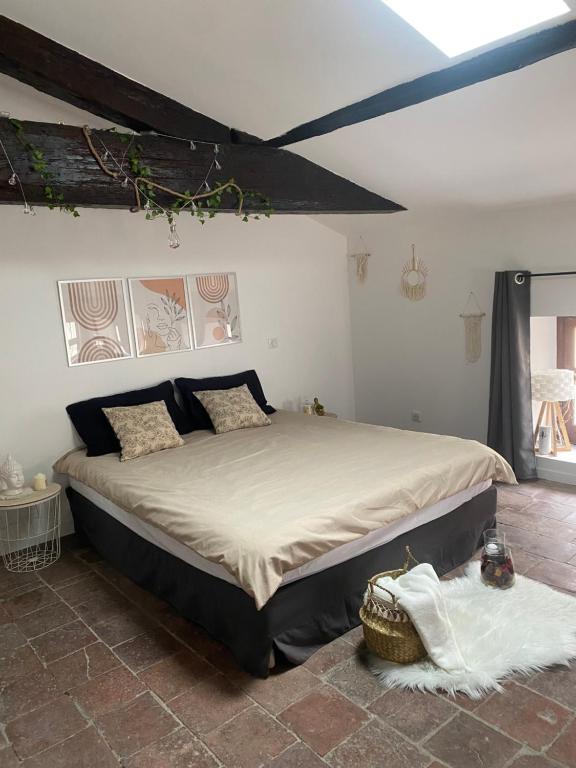 une chambre avec un grand lit dans une pièce dans l'établissement Cozy loft, à Montauban
