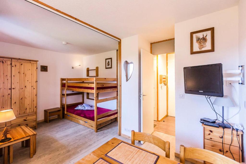 - un salon avec des lits superposés et une salle à manger dans l'établissement Résidence LE CREY - Studio pour 4 Personnes MAE-9454, à Aime La Plagne