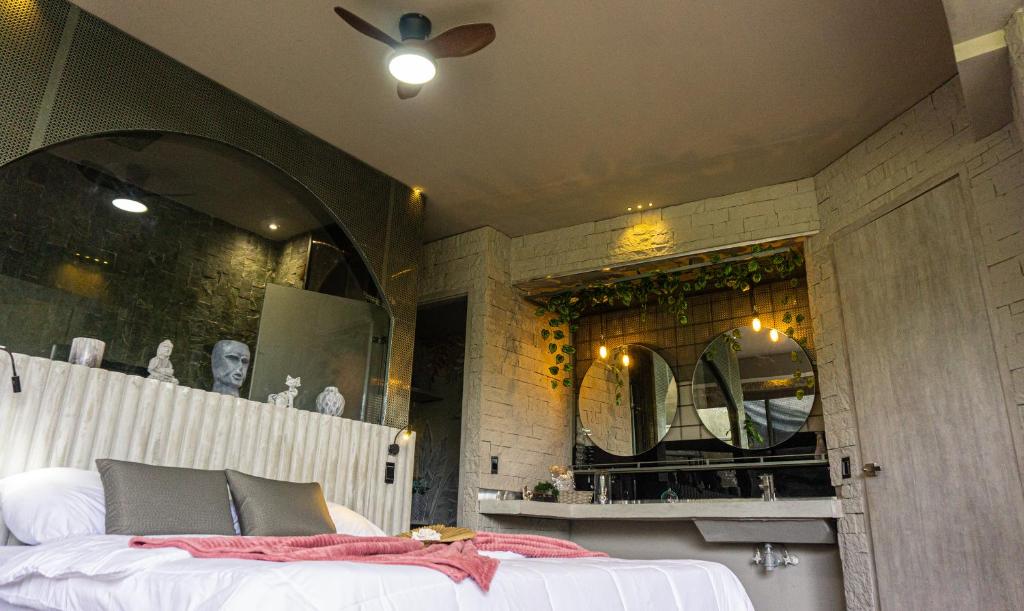 Koupelna v ubytování EleMYNT LifeStyle Hotel