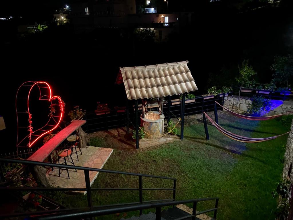 Jardí fora de Itaka Hotel Lukova