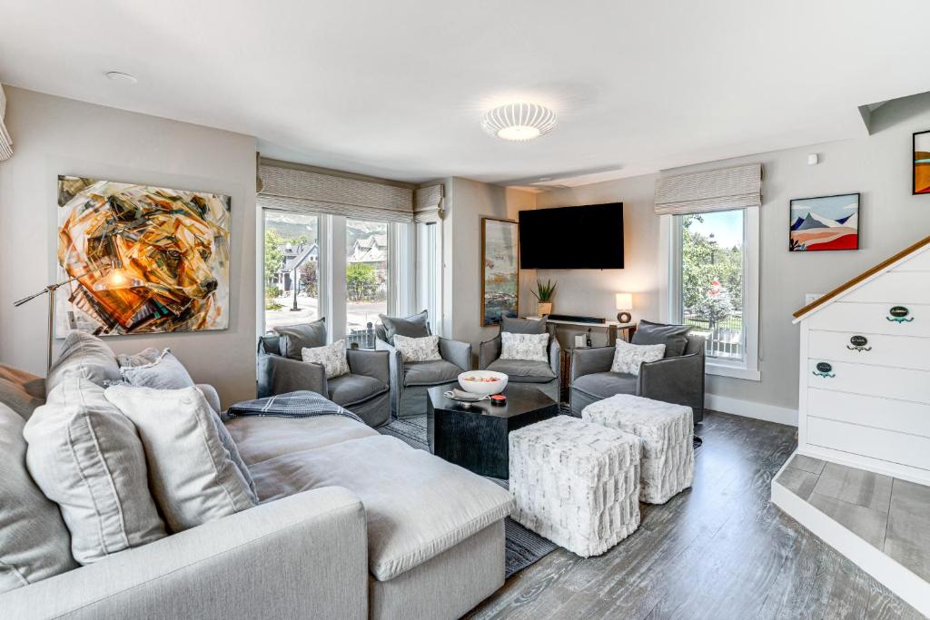 un soggiorno con divani e TV a schermo piatto di Breck Home in the Heart of Downtown Alpenglow a Breckenridge