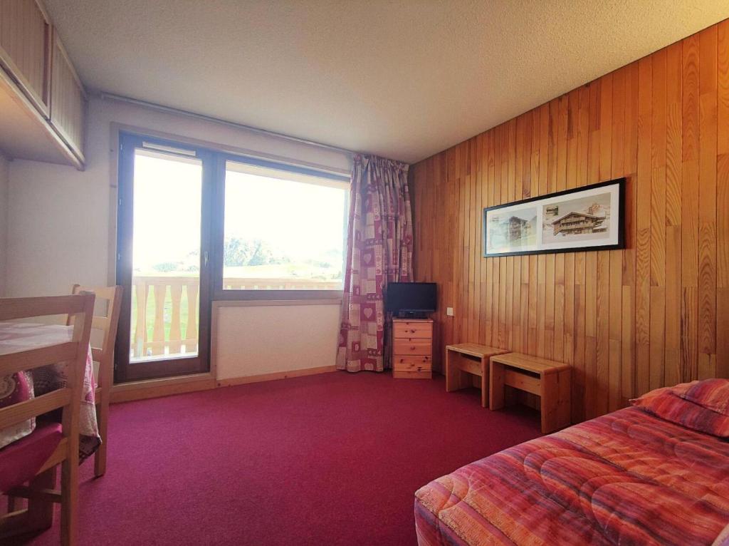 une chambre d'hôtel avec un lit et une fenêtre dans l'établissement Résidence Squaw Valley - Studio 2 personnes Plagne Villages MAE-4804, à La Plagne Tarentaise
