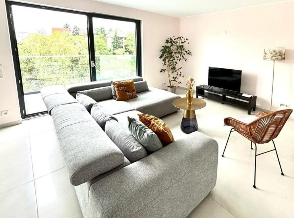 Χώρος καθιστικού στο Luxembourg Kirchberg Two Bedroom Apartment City Center-parking