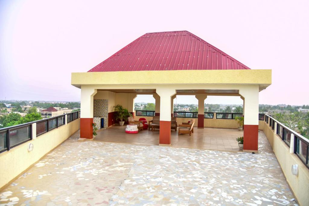 a gazebo on the roof of a building at Détente dans un environnement paisible in Lomé