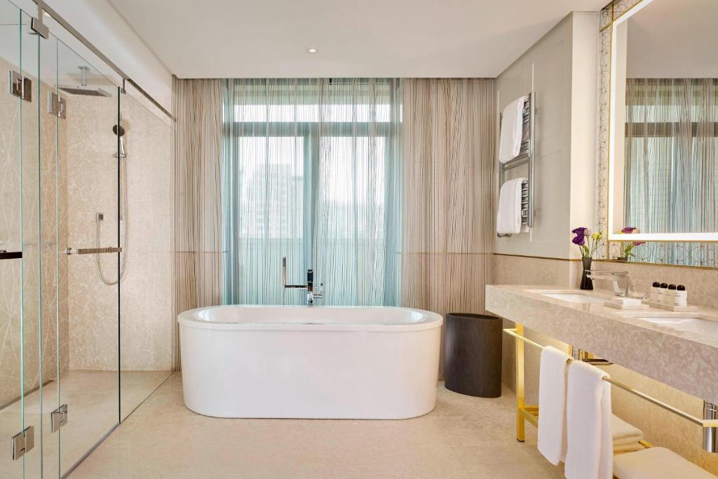 Koupelna v ubytování The Alexander, a Luxury Collection Hotel, Yerevan
