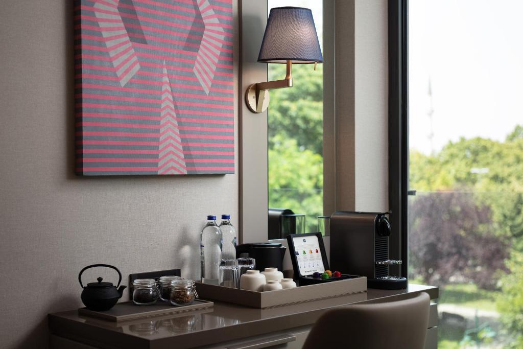 Příslušenství pro přípravu čaje a kávy v ubytování Lokalist, Istanbul, a Tribute Portfolio Hotel