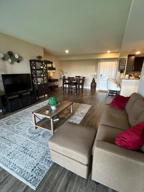 Χώρος καθιστικού στο Spacious 2 Bedroom 2 Bathroom Apartment with Balcony in Uptown Charlotte! City Views & Free Parking!