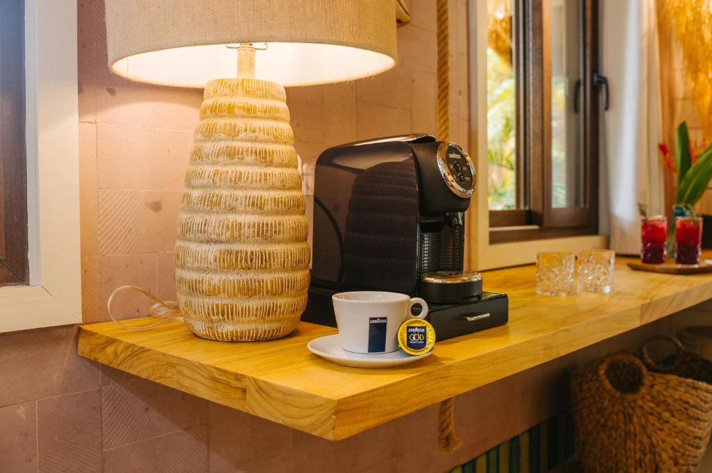 Příslušenství pro přípravu čaje a kávy v ubytování Tranquilseas Eco Lodge & Dive Center