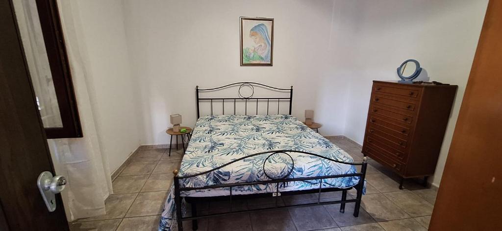 a bedroom with a bed and a dresser at Casa dei bagnanti sul Porto Vecchio in Stintino