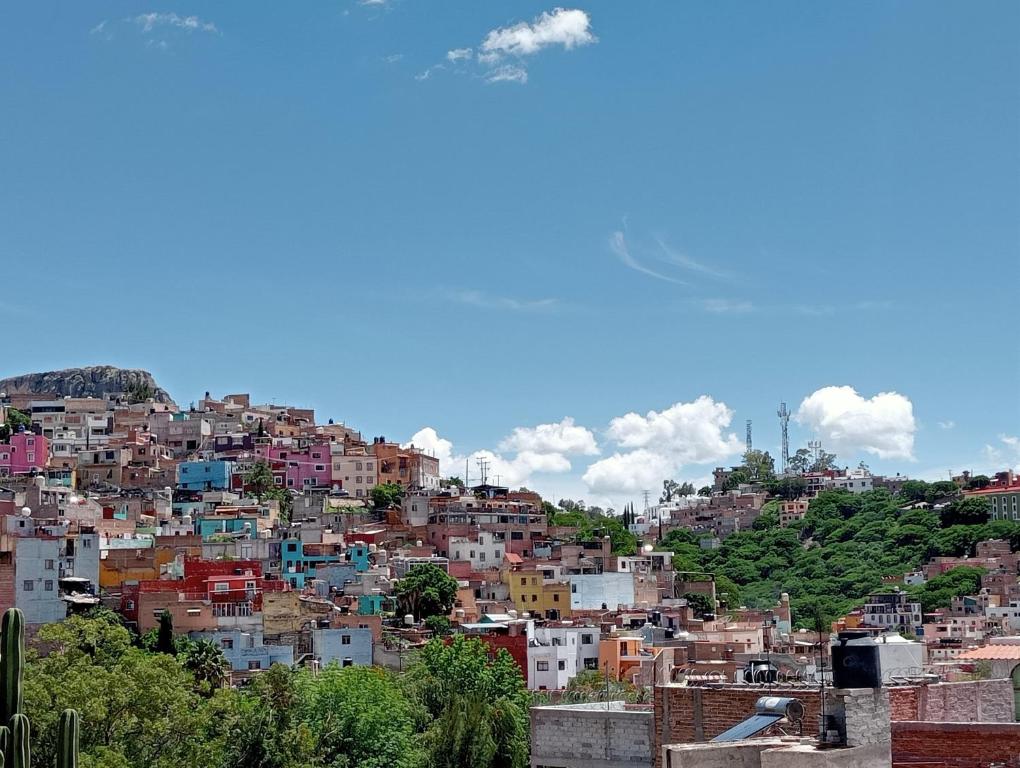 Nespecifikovaný výhled na destinaci Guanajuato nebo výhled na město při pohledu z hotelu