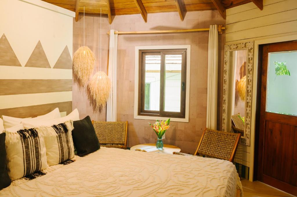 Postel nebo postele na pokoji v ubytování Tranquilseas Eco Lodge & Dive Center