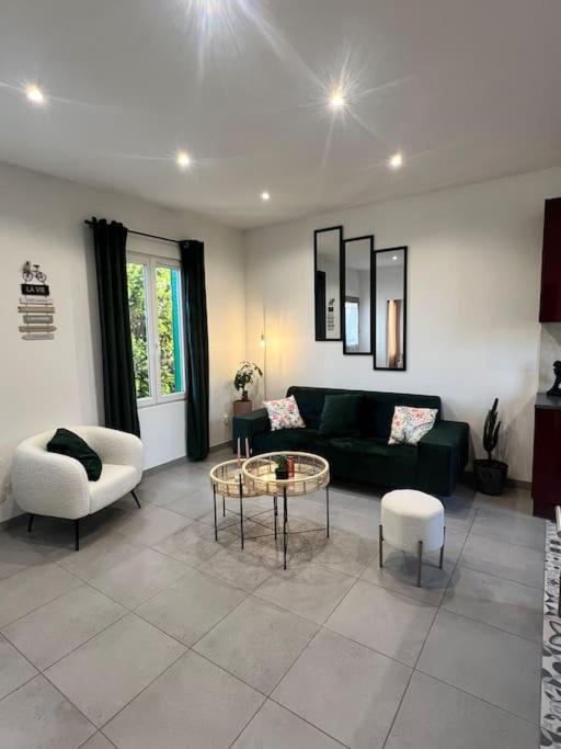 un salon avec un canapé, une table et des chaises dans l'établissement Maison avec jardin, jacuzzi entre Paris et Disney, à Champigny-sur-Marne