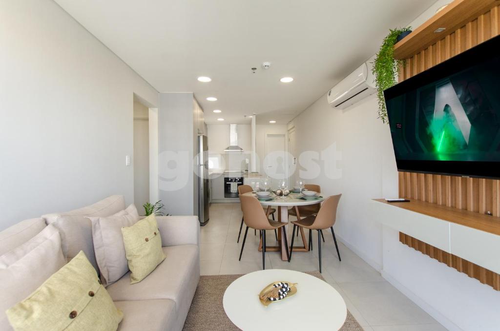 TV a/nebo společenská místnost v ubytování New-exclusive 2-bedroom Apt In Molas Lpez Area