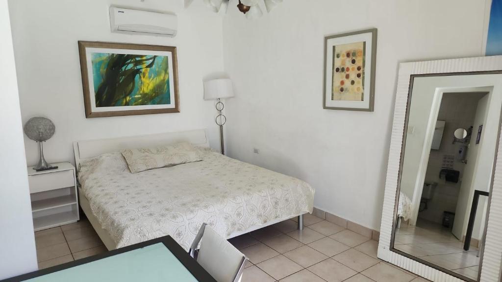 Postel nebo postele na pokoji v ubytování HARMONY Hotel Hostel Aruba